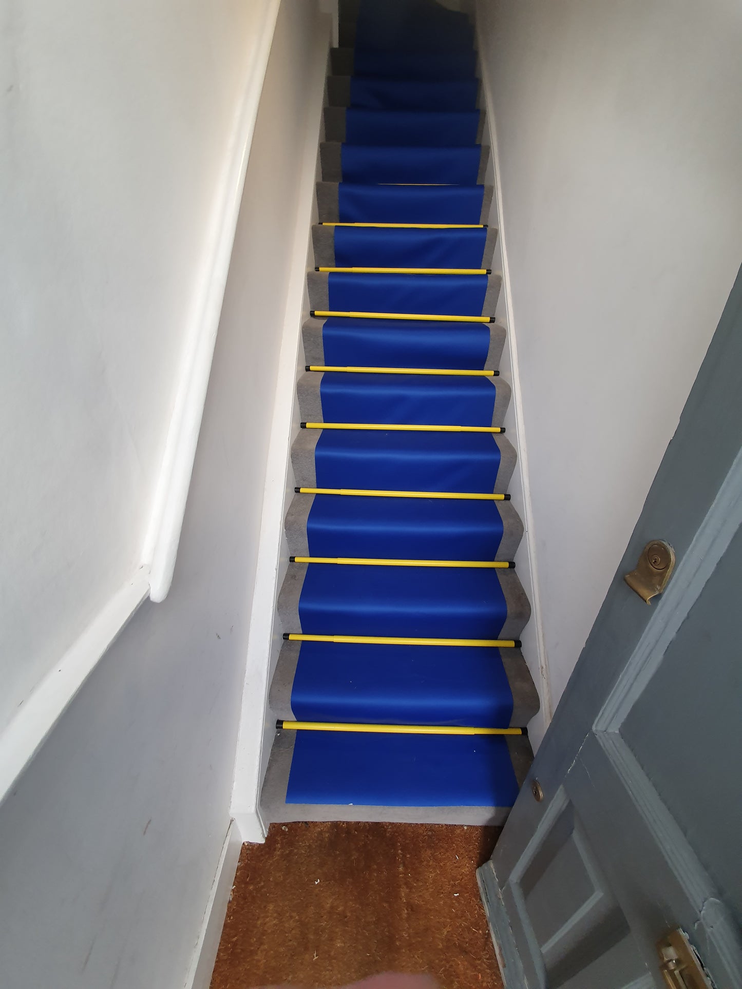 5 meter blue with stair rods Neoprene floor runners are the perfect solution to high traffic areas where protection is needed from foot traffic, water and dirt. neoprene floor runners can be used on all types of flooring from carpet, tiles, wood and stone. Neoprene floor runners are waterproof and can be cut from 1m to 30m. Neoprene floor runners are waterproof but also wick moisture from shoes to stop it transferring into the property. they can be hung and dried over night ready for repeat usage. 